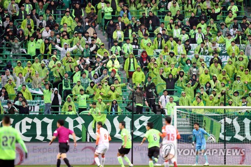 포항 골 소식에 들썩인 전주성…전북의 드라마 같은 '역전 우승'