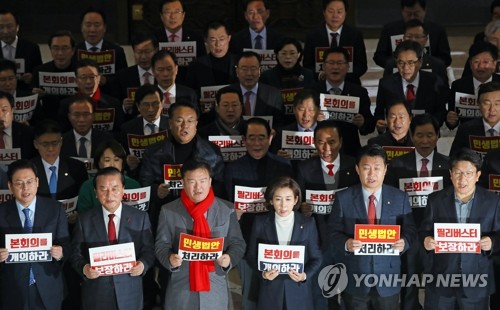 한국당, 패스트트랙·민생·예산안 '삼각파고'…원내전략 부심