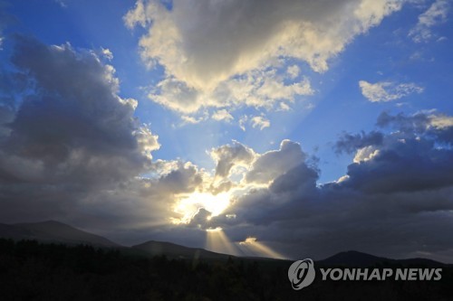 [날씨] 전국 가끔 구름 많고 곳곳에 비나 눈…아침 영하권