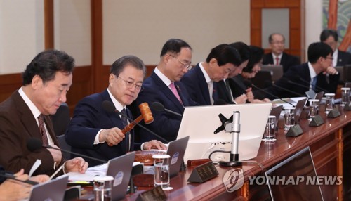 국무회의 '겨울철 미세먼지' 논의…文대통령, 총력대응 주문(종합)