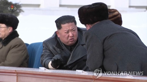영하 추위에 인공기 흔들며 환호…北, 삼지연 준공식 보도