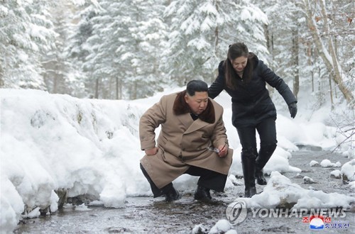 김정은, 49일만에 군마타고 백두산 등정…이번엔 軍간부 동행