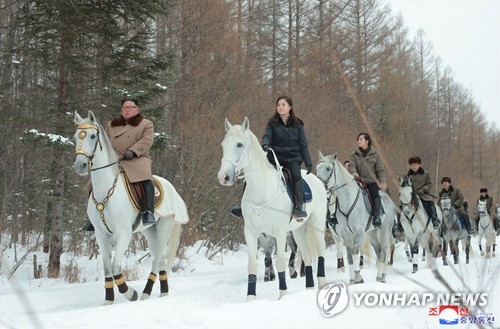 김정은, 49일만에 군마타고 백두산 등정…이번엔 軍간부 동행