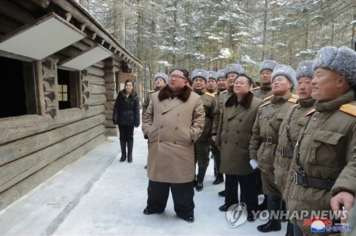 北신문, '백두산 등정'에 내부결속 총력전…'빨치산 정신' 강조