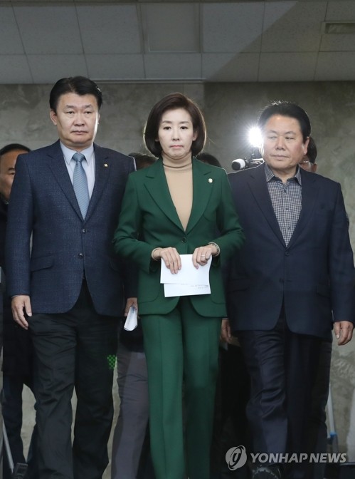 '임기연장 불허' 나경원 승복에도 한국당 당규해석 논란 계속