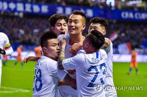 중국 FA컵 우승으로 2전3기 해낸 최강희 "집 떠나지 마세요"