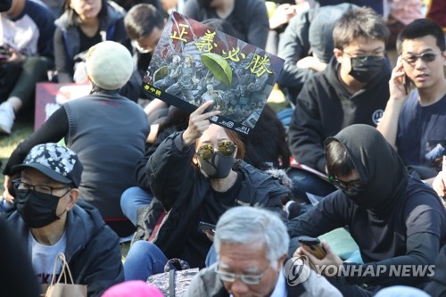 홍콩 시위 만 6개월…선거 후 첫 대규모 집회에 수십만 모여