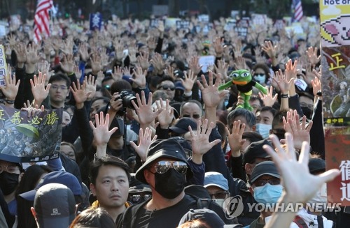 홍콩 시위 만 6개월…선거 후 첫 대규모 집회에 수십만 모여