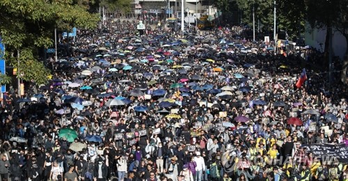 홍콩 시위 만 6개월…선거 후 첫 대규모 집회에 수십만 모여