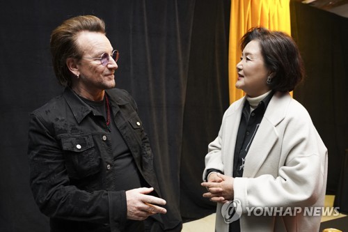 U2 리더 보노 만난 文대통령 "평화의 길에 예술 역할 커"