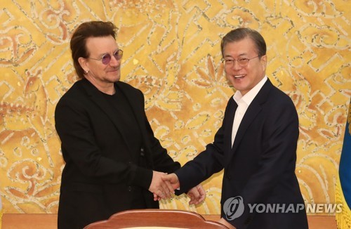 U2 리더 보노 만난 文대통령 "평화의 길에 예술 역할 커"