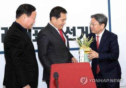 심재철 "靑·野관계 잘 풀렸으면"…강기정 "국회 대화복원 기대"