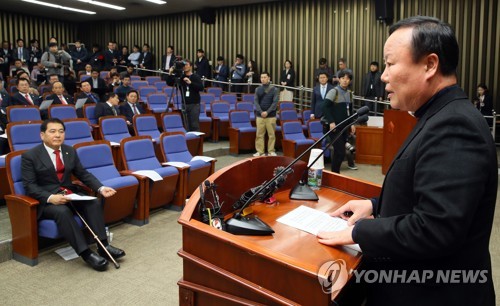 한국당 의원들 움직인 김재원 한마디…"욕실에 노끈 넣어둬"