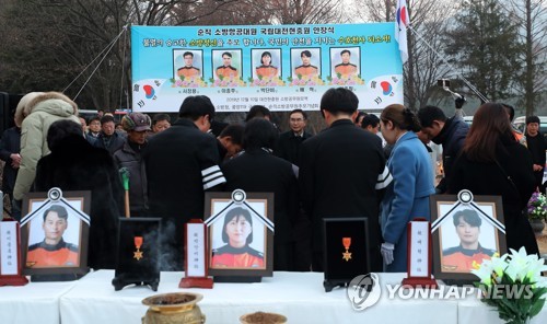 독도 헬기사고 순직자 눈물의 안장식…대전현충원서 영면