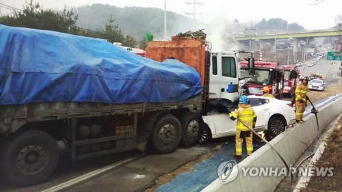 원주서 승용차와 화물차 정면충돌…승용차 운전사 숨져