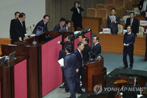 한국당, 문의장·홍남기 부총리 직권남용 혐의 고발