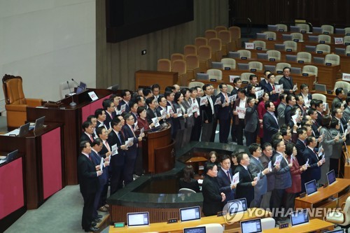 협상도, 수정안도 모두 무위로…수적 열세에 무릎꿇은 한국당