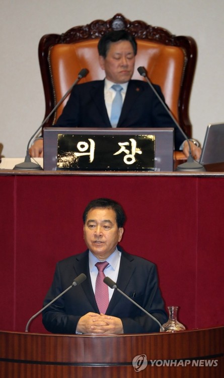 "날치기" "세금도둑" 한국당 거센 항의 속 예산안 28분만에 처리