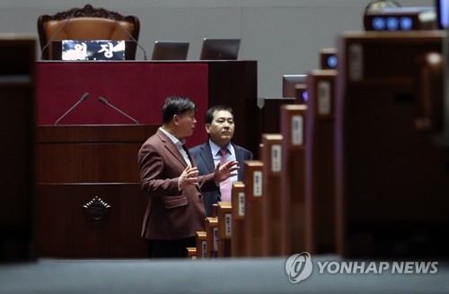 한국당, 국회서 철야농성…"밀실 날치기, 文정권 몰락의 시작"