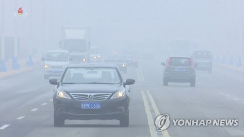 미세먼지에 갇힌 北도 '숨 좀 쉬자'…전조등 켜고 마스크 끼고