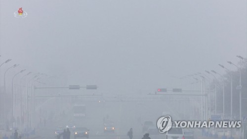 미세먼지에 갇힌 北도 '숨 좀 쉬자'…전조등 켜고 마스크 끼고