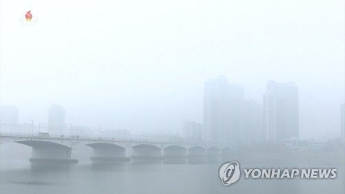 미세먼지에 갇힌 北도 '숨 좀 쉬자'…전조등 켜고 마스크 끼고