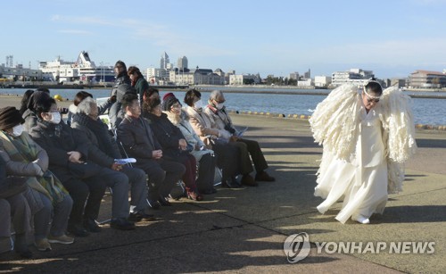 재일교포 북송 60년 사망자 추모식 니가타항서 개최