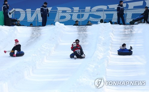 '겨울이 좋아'…스키장·관광지·축제장 나들이객 북적