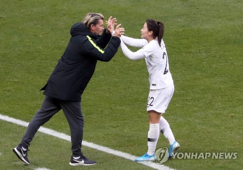 여자축구 벨 감독 "첫 승리 행복해요…한 걸음씩 발전하겠다"