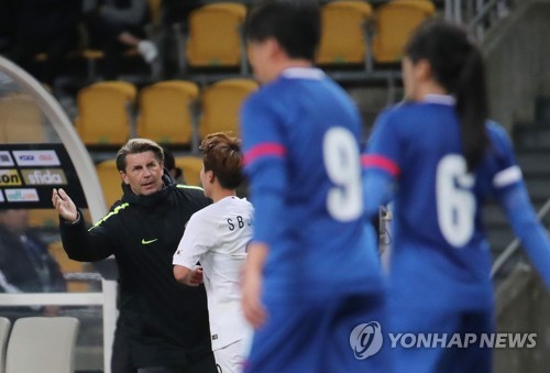 여자축구 벨 감독 "첫 승리 행복해요…한 걸음씩 발전하겠다"