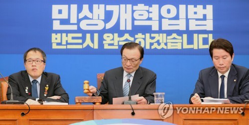 與 "황교안, 국민을 상대로 싸워…협상테이블 앉아야" 강력성토