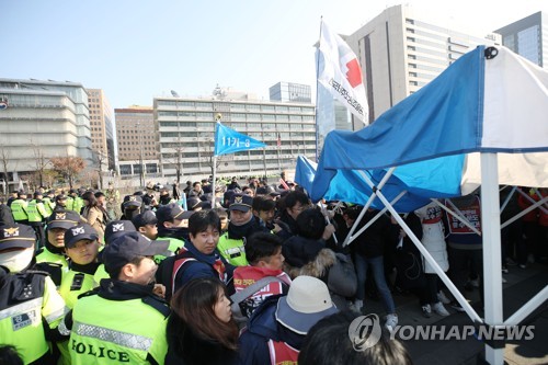 광화문에 "방위비 인상 반대" 천막…집회 참가자 1명 연행(종합)