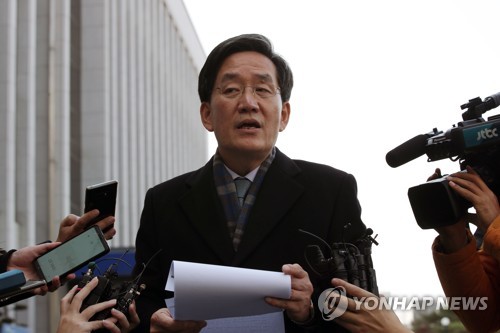 '골프, 12·12 오찬' 전두환 재판 불출석 허가 놓고 법정공방