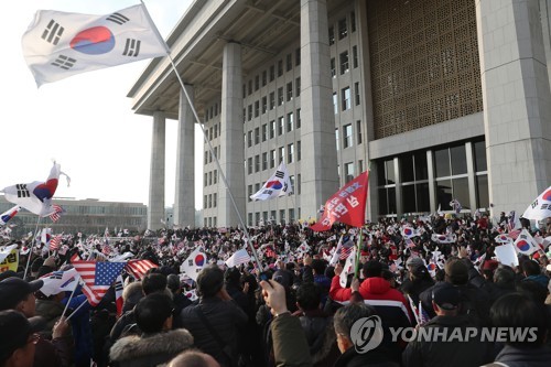 경찰, 보수단체 국회 본관 앞 집회 내사…불법행위 분석