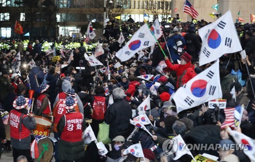 '욕설·침' 보수단체 국회 본관앞 농성…강제연행 직전 해산(종합)