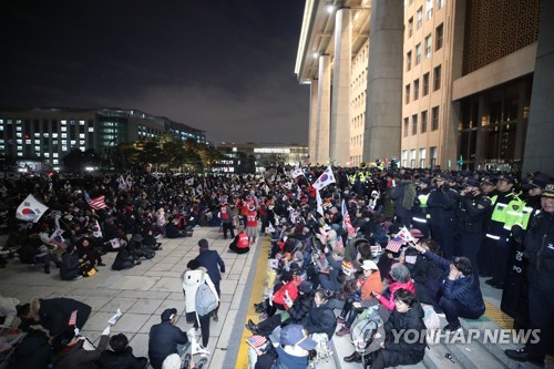 '욕설·침' 보수단체 국회 본관앞 농성…강제연행 직전 해산(종합)