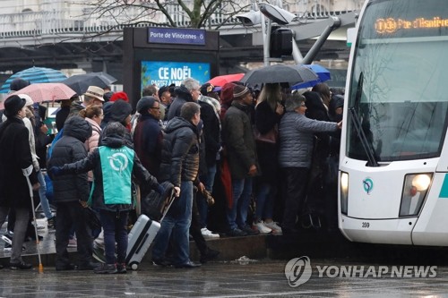 佛 연금개편 총파업 해법 '오리무중'…성탄 연휴 교통대란 우려