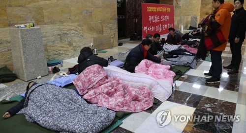 黃 '보수 유튜버 챙기기'…'언론 삼진아웃제'는 논란끝 철회