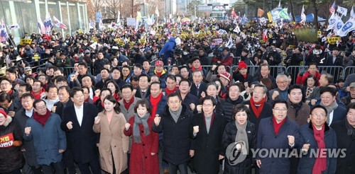 한국당, 사흘째 국회서 패스트트랙法 저지 집회