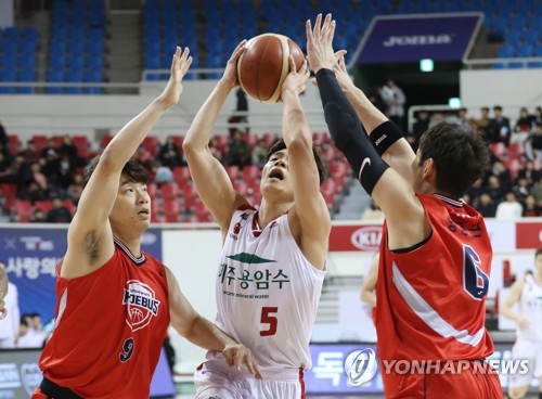 '오카포 23점 19리바운드'…현대모비스, 오리온 꺾고 5연패 탈출