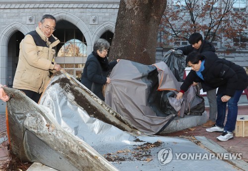 7년여만에 철거된 고려대 '강사투쟁 텐트'…그 자리엔 '기림판'