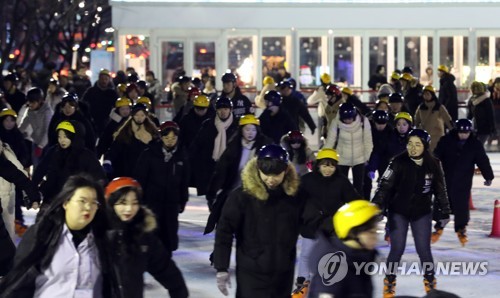 '은빛 정취'…코 시린 날씨에 전국 스키·축제장 인파로 북적