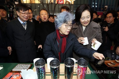 산타클로스로 변신한 장관들…신촌서 성탄선물 증정 행사