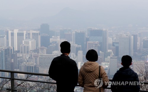 성탄절 전날 '산타도 마스크'…미세먼지 낀 크리스마스이브