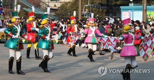 전국 곳곳서 '성탄 축하'…놀이공원·스키장에 '인파'