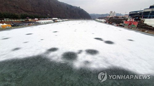 "따뜻한 날씨가 야속해"…강 얼지 않아 강원 겨울축제 '비상'