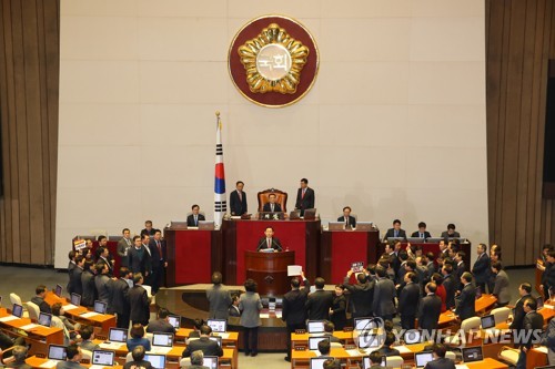 '패스트트랙' 본회의 시작부터 고성·아수라장…한국당 격렬항의