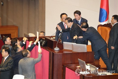 국회, '준연동형' 선거법 처리 돌입…한국당, 필리버스터 '맞불'