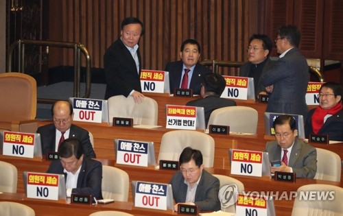 여야, 組짜서 필리버스터 본회의장 '사수'…화장실 문제 공방도