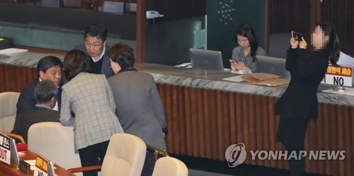 여야, '필리버스터' 맞불戰…선거법·공수처 이틀째 '입 대결'